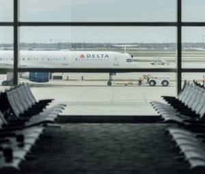 Delta plane at LaGuardia Airport for Teddy’s Limo service